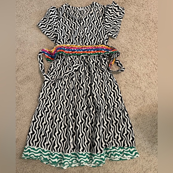 Stylish Black and White Patterned Dress - Picture 7 of 7